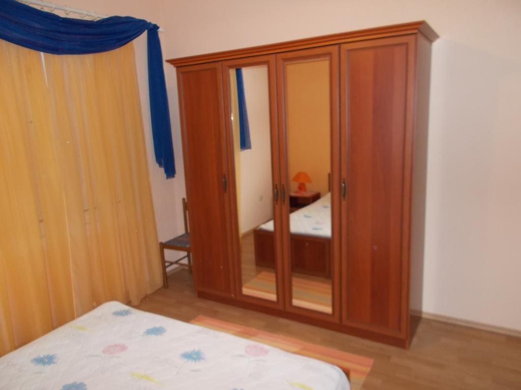Apartments Makaus Kampor Quarto foto